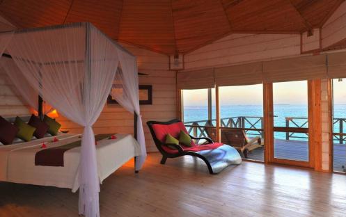 Komandoo Island Resort & Spa-Jucuzzi Beach Villa 01_1017