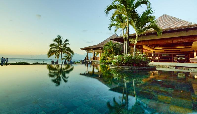LUX* Le Morne Mauritius-Lobby Pool
