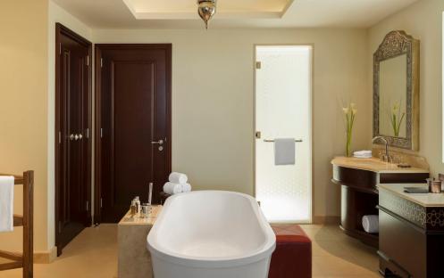 Al Dana Suite Bathroom_9142