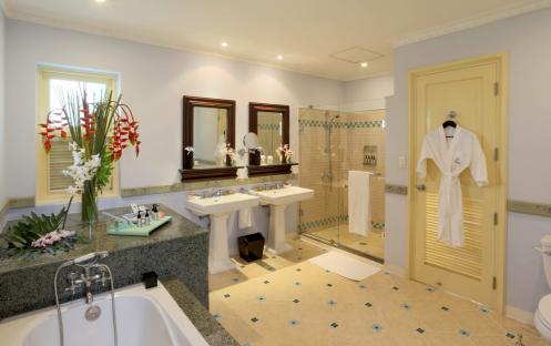 La-Veranda-Premier-Ocean-Villa-Bathroom-1920x1331
