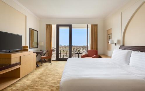 1. Al Bandar Deluxe Sea View Room - King Bed