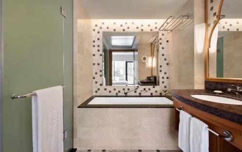 2. Al Bandar Deluxe Terrace Room - Bathroom