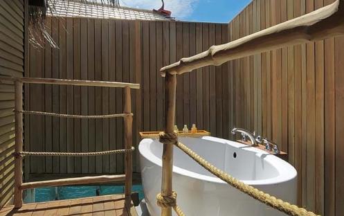 Constance Moofushi-Senior Water Villa outdoor bath_4842