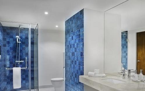 avani_kalutara_resort_guest_room_avani_ocean_view_pool_suite_bathroom_shower-590-354