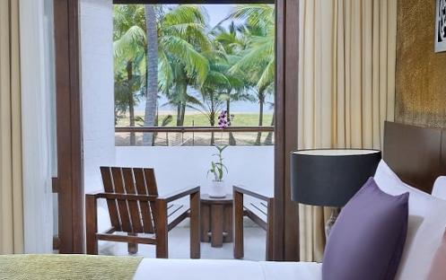 avani_kalutara_resort_guest_room_avani_ocean_view_room_balcony-590-345