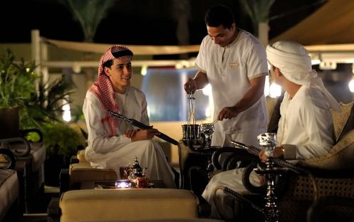 qasr_al_sarab_by_anantara_ghadeer_restaurant_poolside_dining_1920x1037