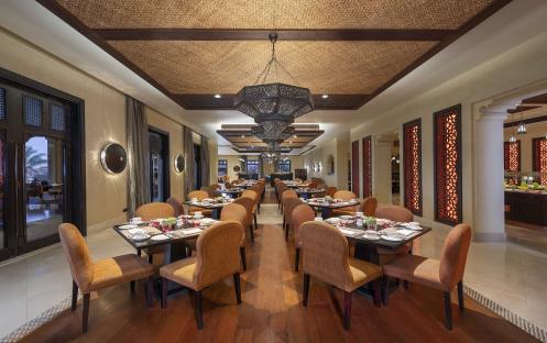 qasr_al_sarab_desert_resort_by_anantara_restaurant_al_waha_interior_dining_area