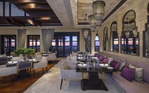 qasr_al_sarab_desert_resort_by_anantara_restaurants_suhail_indoor_dining_room