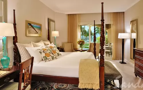 Balmoral Poolside Walkout Club Level Room - PC (4)