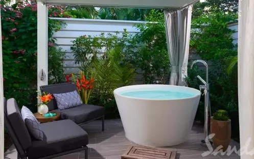 Royal English 1Bedroom Butler Suite Villa with Balcony Tranquility Soaking Tub - VS1 (1)