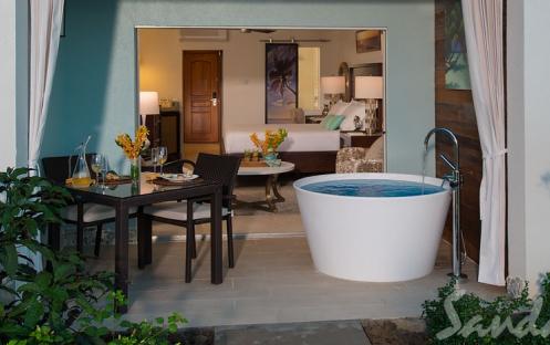 Emerald Beachfront Walkout Club Level Junior Suite with Patio Tranquility Soaking Tub - WEBT (2)