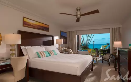 Emerald Beachfront Walkout Club Level Junior Suite with Patio Tranquility Soaking Tub - WEBT (4)