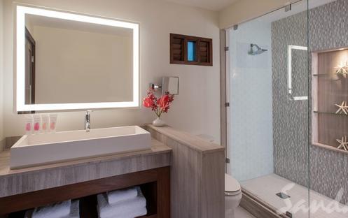 Grand Luxe Club Level Walkout Room w Patio Tranquility Soaking Tub - WGLT (2)