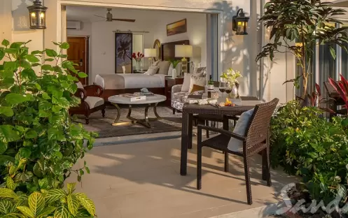 Honeymoon Concierge Grande Luxe Beachfront Walkout Room - CBW (2)