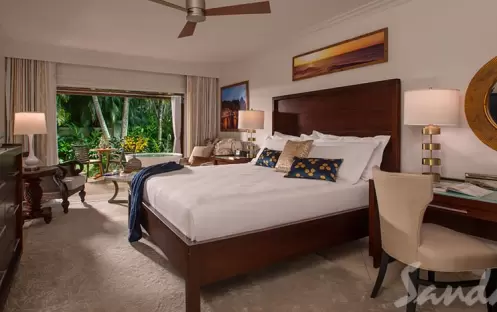 Honeymoon Sanctuary Walkout Club Level Junior Suite with Patio Tranquility Soaking Tub - WJST (5)