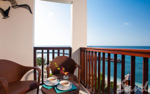 Sandals Grenada Resort & Spa-Pink Gin Beachfront Honeymoon Club Level Suite 2_7660