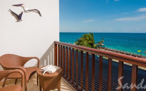 Sandals Grenada Resort & Spa-Pink Gin Oceanfront Honeymoon Penthouse Club Level Room 2_7663