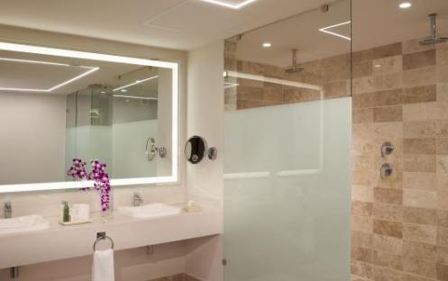 NOW SAPPHIRE PREFERRED CLUB  MASTER SUITE OCEAN FRONT WASHROOM