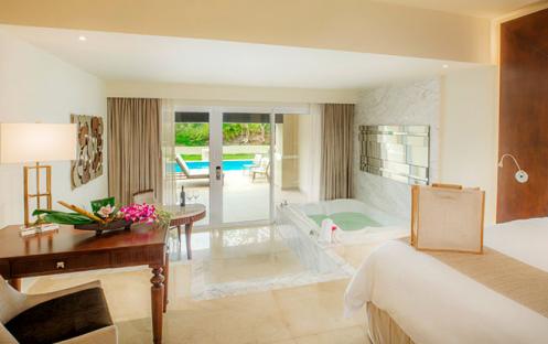 THE GRAND AT MOON PALACE - SWIM UP SUITE BEDROOM