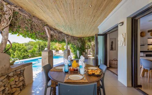 VILLA-DINING-BY-THE-POOL