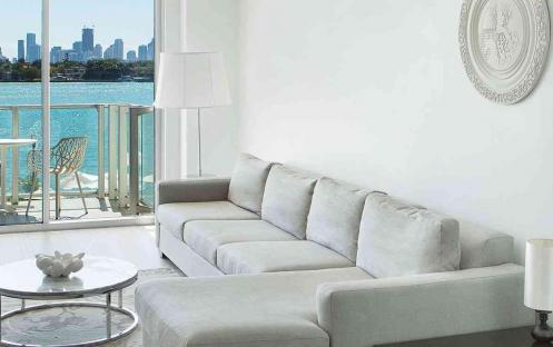 Mondrian Miami  - One Bedroom Bay View Suite with Balcony Living room