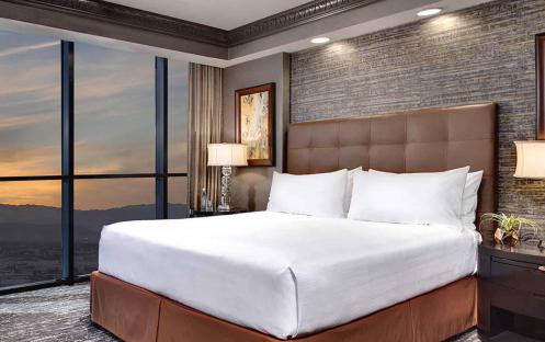 Luxor Hotel - Tower One Bedroom Suite Bed