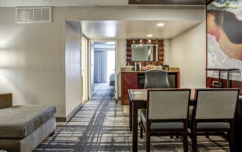 Embassy Suites by Hilton Orlando International Drive - Living Room