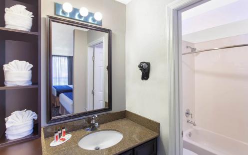 The-Grand-Hotel-Universal-Double-Queen-Room-Bathroom