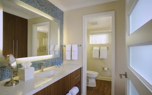 Edgewater Beach Hotel - Suite Bathroom