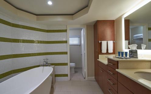 Edgewater Beach Hotel - Two Bedroom Premium Edgewater Suite Bathroom