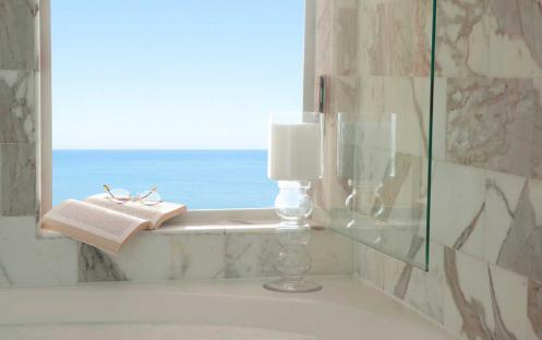 La Playa Beach Resort - Beach front bathtub