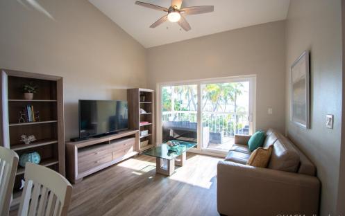 Bayside Inn - Waterfont Suite  Living room