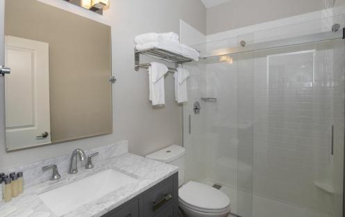 Bayside Inn - Waterfont Suite Bathroom