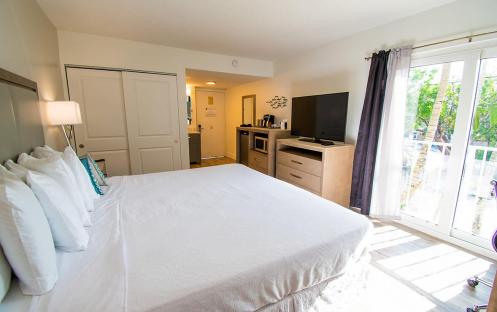 Bayside Inn - Waterfont Suite Bedroom