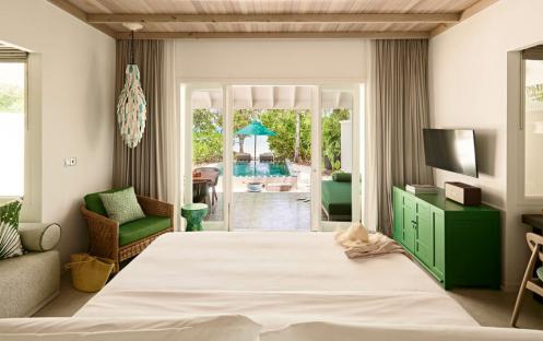 luxury-resort-maldives-rooms-beach-pool-villa-full-bedroom-with-pool-view-1024x683