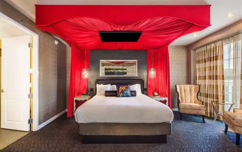 The Guest House at Graceland - Kings Suite Bedroom