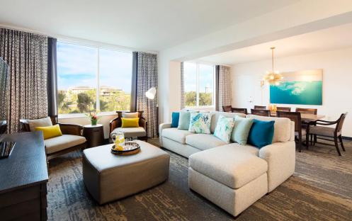 Loews-Sapphire-Falls-Resorts-at-Universal-Orlando-Sapphire-Suite-Living-room
