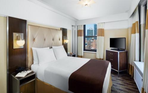 New Yorker Hotel - Queen Suite Bedroom