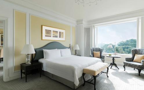 Shangri-La-Singapore-Deluxe-Suite-Master-Bedroom