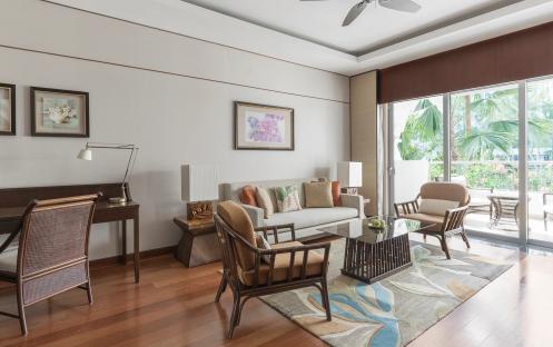 Shangri-La-Singapore-Garden-Wing-One-Bedroom-Suite-Bathroom-Living-Room