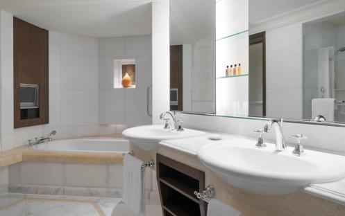 Shangri-La-Singapore-Valley-Wing-Deluxe-Bedroom-Bathroom