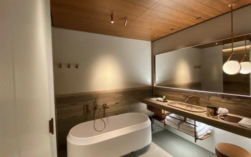 Il Sereno - One Bedroom Lake View Suite Bathroom