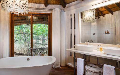 Ulusaba Safari Lodge - River Room with Plunge Pool Bathroom
