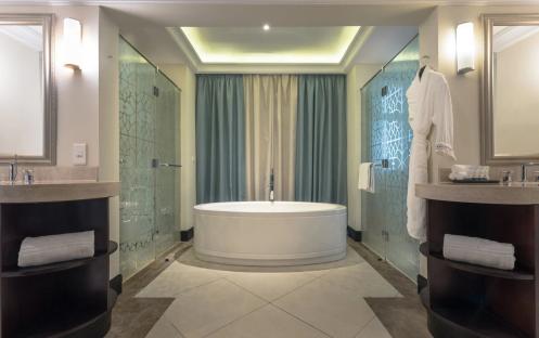 The Westin Turtle Bay Resort and Spa Mauritius - Deluxe Room Bathtub