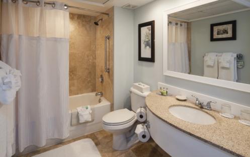 Tradewinds Island Grand - Tropical One Bedroom Suite  Bathroom