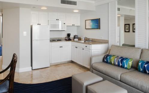 Tradewinds Island Grand - Tropical One Bedroom Suite  with Kitchen