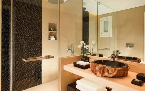 Santa-Marina-Mykonos-Resort-Deluxe-Room-Bathroom