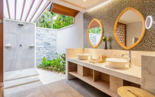 Lily Beach - Beach Suite with Jacuzzi  Bathroom Outdoor