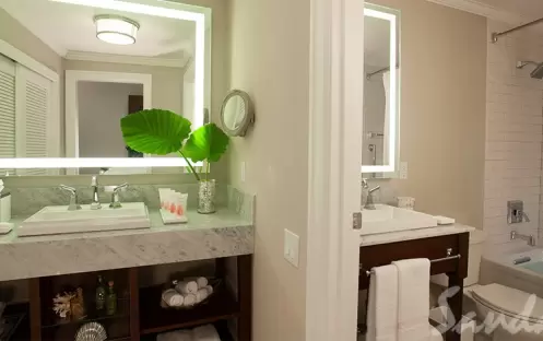 East Bay Beachfront Swim-up Butler Suite - BSUP Bathroom