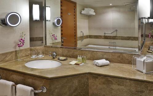 Hilton-Dubai-Jumeirah-Resort-Ai-Dubai-and-Sea-View-Bathroom
